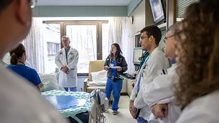 Medical personnelle in a room.